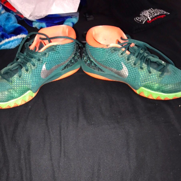 Nike Kyrie 1 Venus Fly Trap - Picture 1 of 4